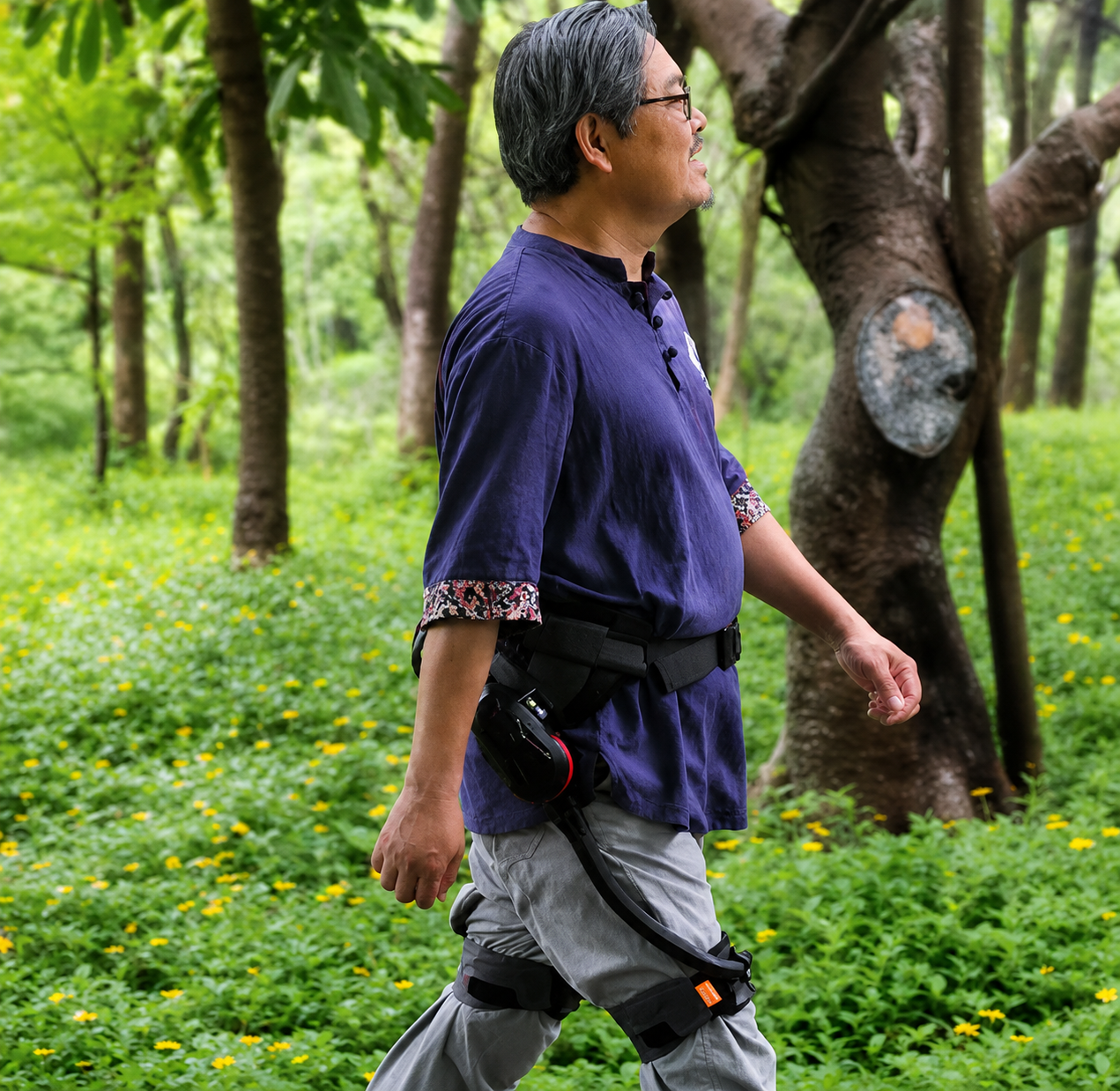Persona usando ExoWalk PRO caminando con seguridad en un entorno natural
