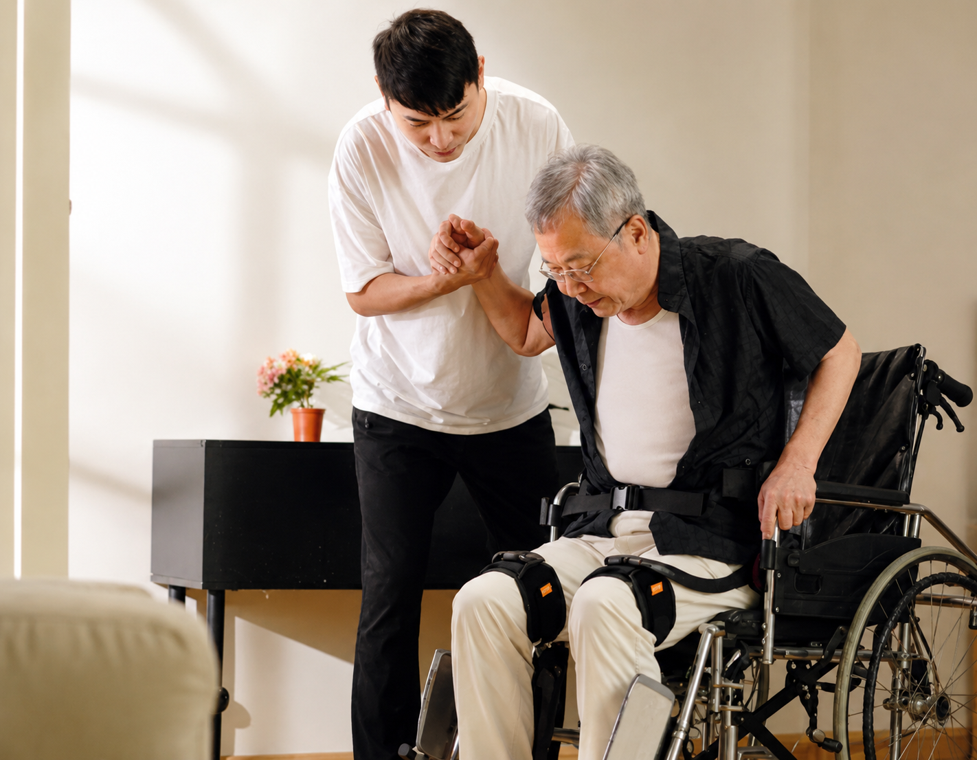 Persona preparándose para caminar desde una silla de ruedas con ExoWalk PRO